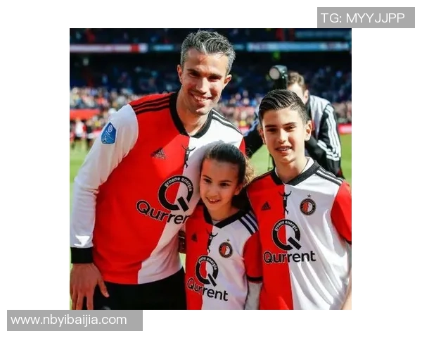 退役球星重聚绿茵场 足球传奇人物共赴纪念合影盛典